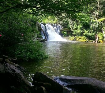 Rainbow Falls, one of many scenic waterfall hikes at Great Smoky Mountains National Park
