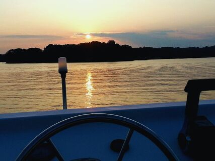 5 Fun Summer Lake Destinations - Smith Mountain Lake in Virginia.