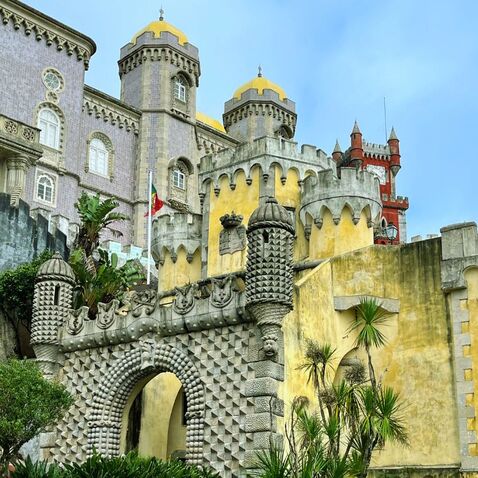 8 Things to Know About Taking a Guided Tour || Learn about history while sampling local cuisine in Old Town Alexandria.