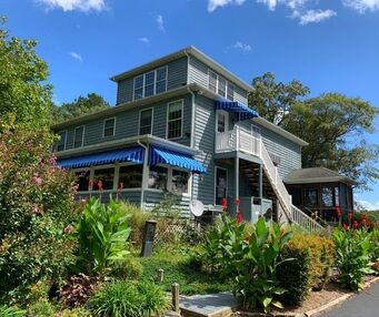The Lazy L at Willow Creek is a relaxing, dog friendly getaway near the beach in Lewes, Delaware.