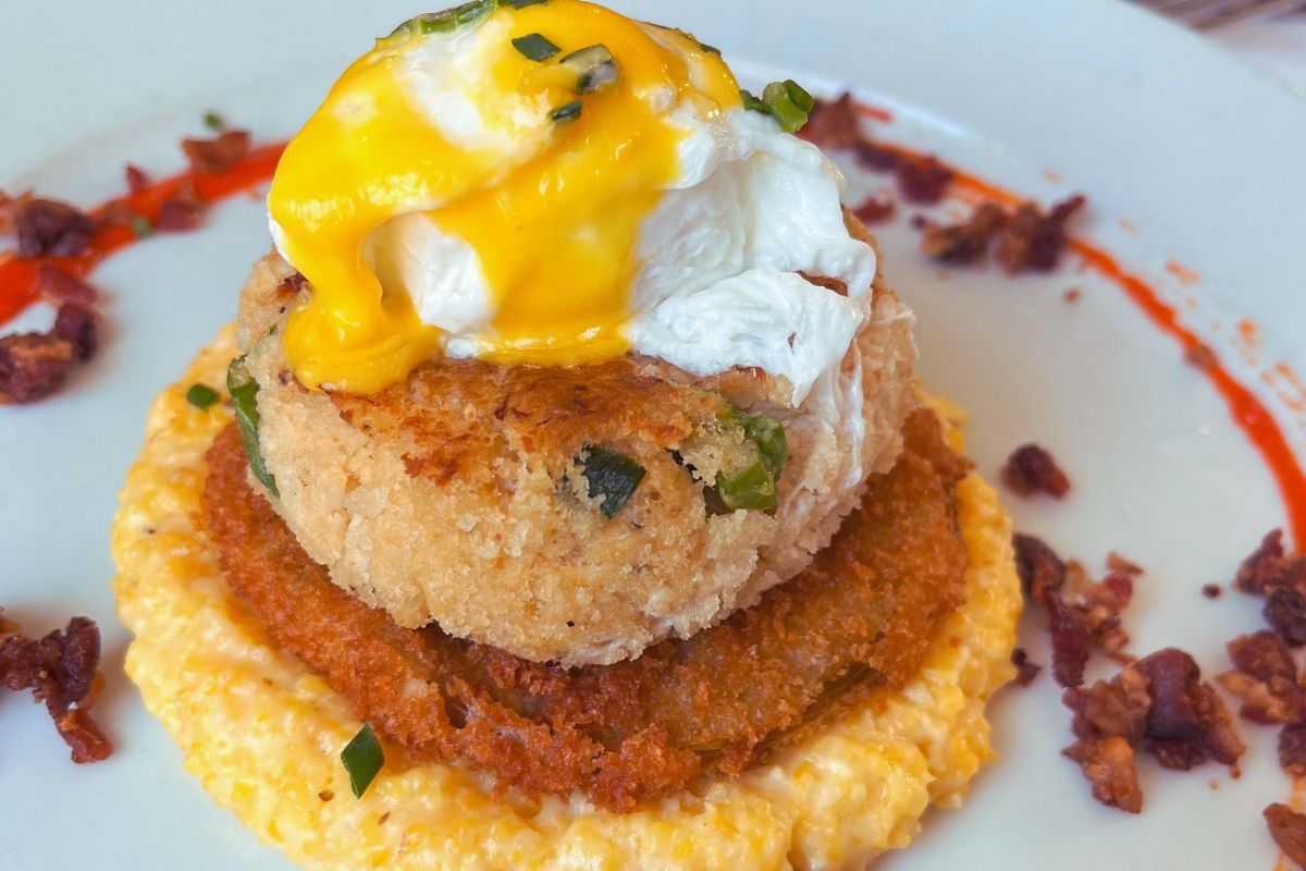Eggs benedict with crab cake